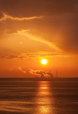 Kırmızı dramatik günbatımı