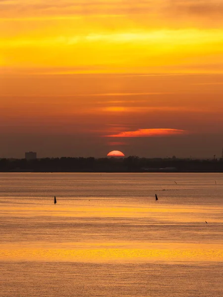 Sol sobre el horizonte — Foto de Stock