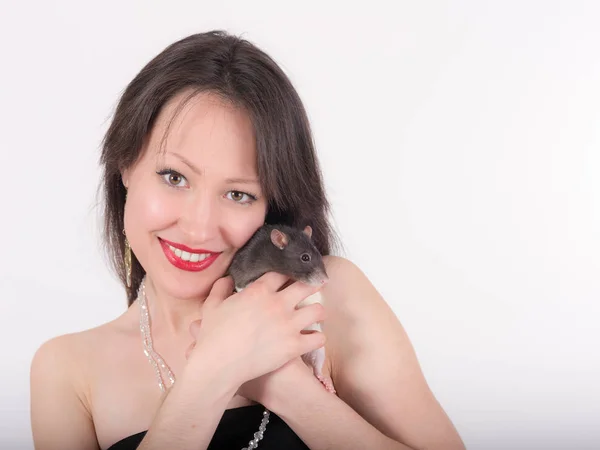 Улыбающаяся девушка с крысой — стоковое фото