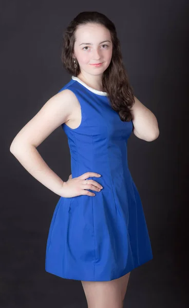 Menina adolescente em um vestido azul — Fotografia de Stock
