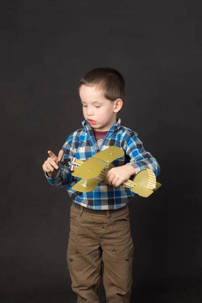 Junge mit Modellflugzeug — Stockfoto