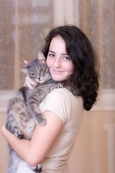 猫を連れた女の子 — ストック写真