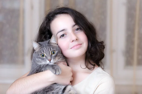 Fille avec un chat — Photo