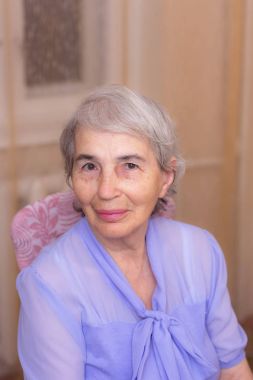 evde yaşlı gri saçlı kadın