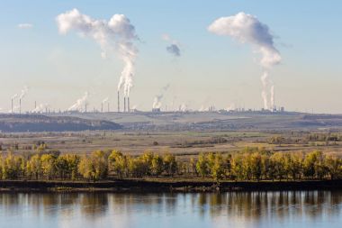 Petrokimya tesisleri ve sonbahar Nehri