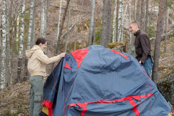 Twee mensen zetten een tent — Stockfoto