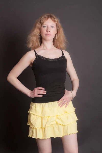 Meisje in een gele rok — Stockfoto