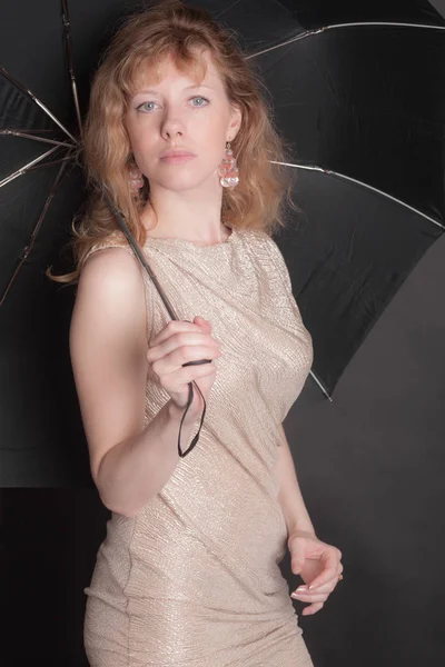Retrato de uma menina com um guarda-chuva — Fotografia de Stock