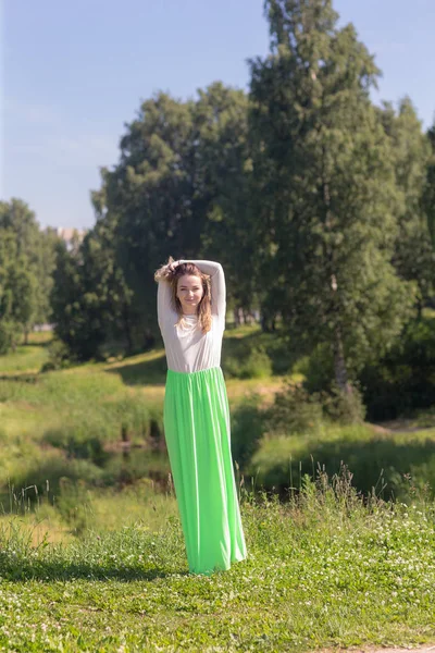 Струнка дівчина в літньому парку — стокове фото