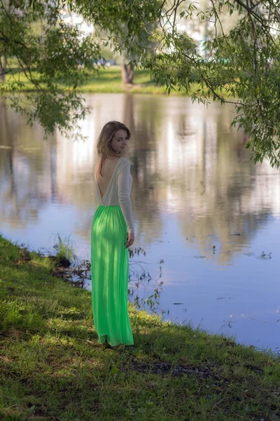 Chica delgada junto al agua —  Fotos de Stock