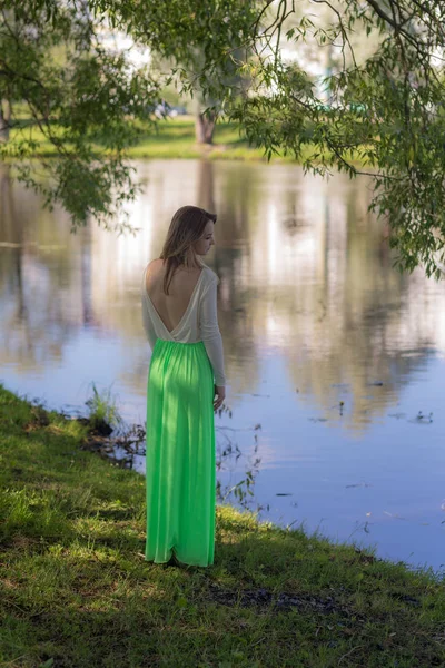 Menina romântica no parque — Fotografia de Stock