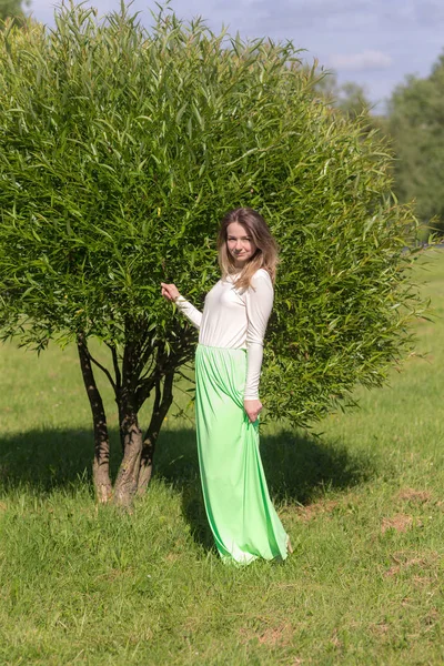Menina junto à árvore — Fotografia de Stock