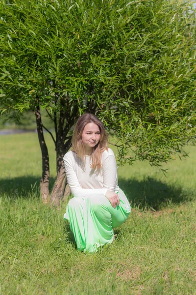 Fille dans le parc d'été — Photo