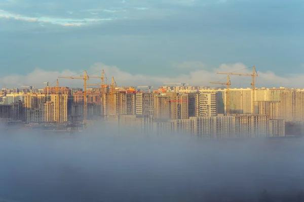 Niebla en la ciudad en obra —  Fotos de Stock