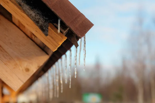 Tetto di una casa in legno — Foto Stock