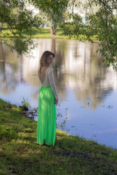 Meisje in een zomer park — Stockfoto