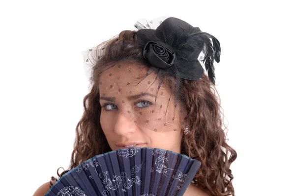 Dziewczyna w czarnym kapeluszu z wentylatorem — Zdjęcie stockowe
