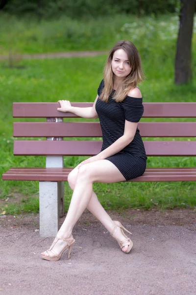 Girl on a bench — Stock Photo, Image