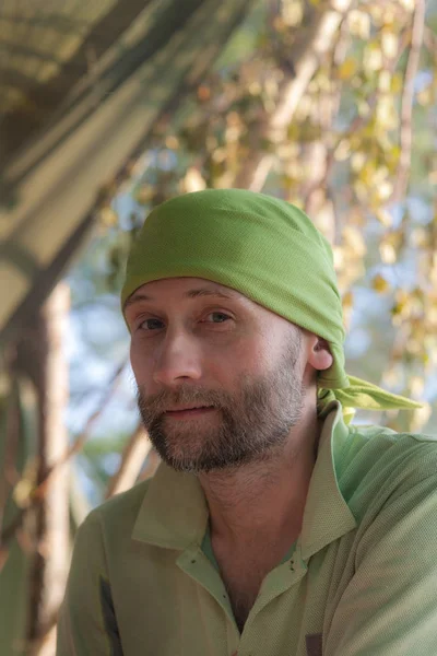 Homem em um bandana verde — Fotografia de Stock