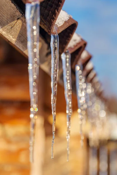 Telhado com icicles — Fotografia de Stock