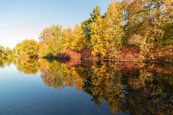 Outono paisagem com reflexão simétrica — Fotografia de Stock