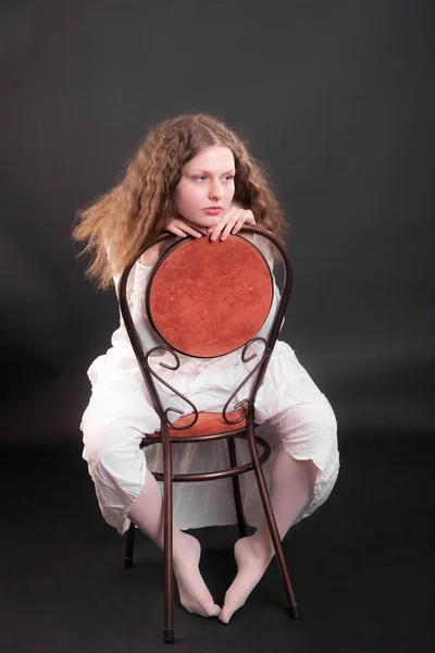 의자에 앉은 소녀 — 스톡 사진