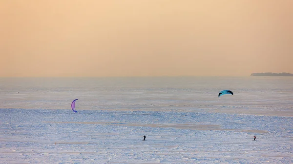 Skiërs met een parachute — Stockfoto