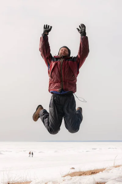 De man in een stap-springen — Stockfoto