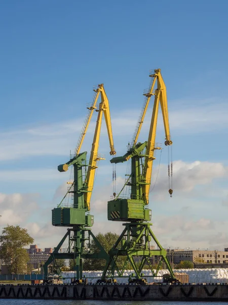 Grúas en el puerto — Foto de Stock