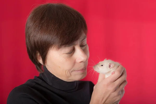 Mulher com um rato doméstico branco — Fotografia de Stock