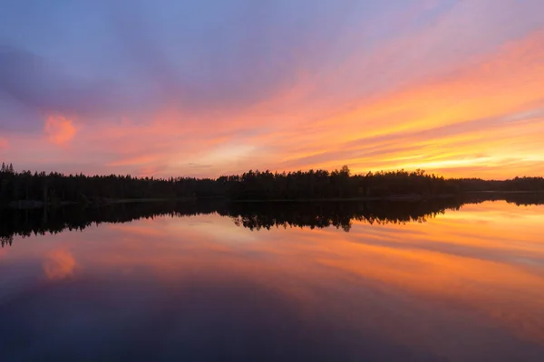 Tramonto su un lago di foresta — Foto Stock