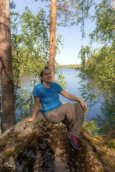 Mujer por un lago de bosque — Foto de Stock