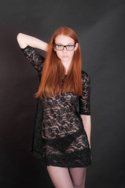 İnce bir kızın stüdyo portresi