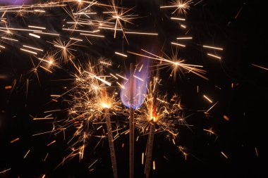 Siyah arkaplanda havai fişek ışıkları