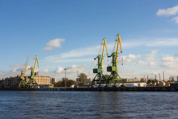 Lading kranen in de zeehaven — Stockfoto