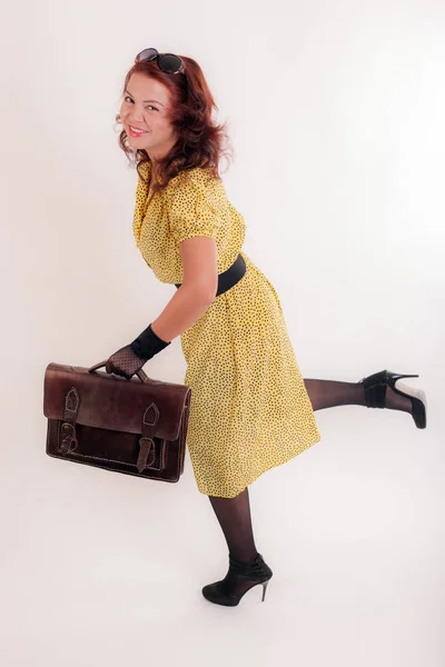Счастливая девушка с портфелем — стоковое фото