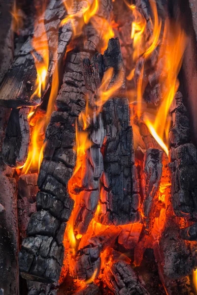 Drewno opałowe w kominku zbliżenie — Zdjęcie stockowe