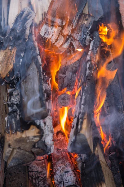 囲炉裏で薪を燃やす — ストック写真