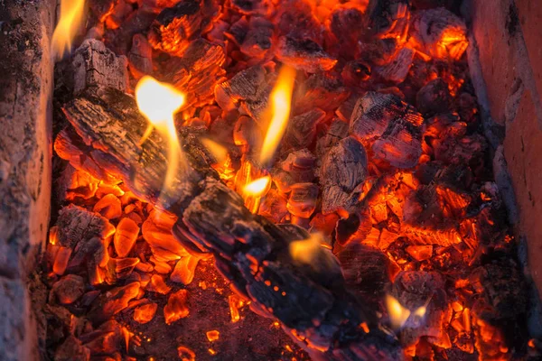 Brasas rojas ardiendo primer plano — Foto de Stock