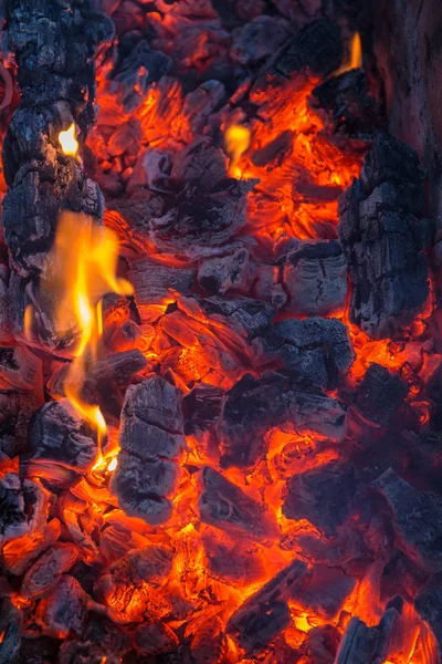 Carbón en llamas de cerca — Foto de Stock