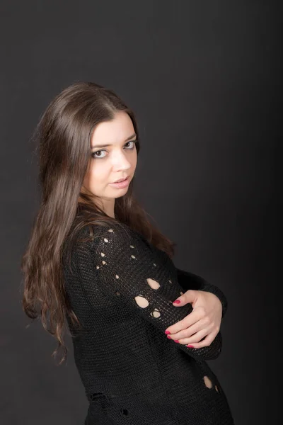 Дівчина з довгим волоссям на чорному тлі — стокове фото