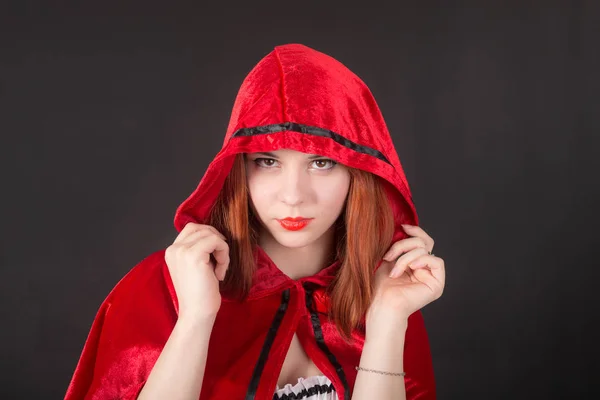 Mädchen mit roter Kapuze — Stockfoto