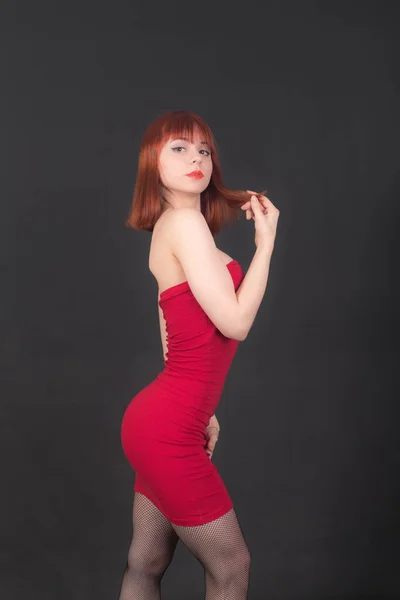 Kırmızı elbiseli bir ince kız — Stok fotoğraf