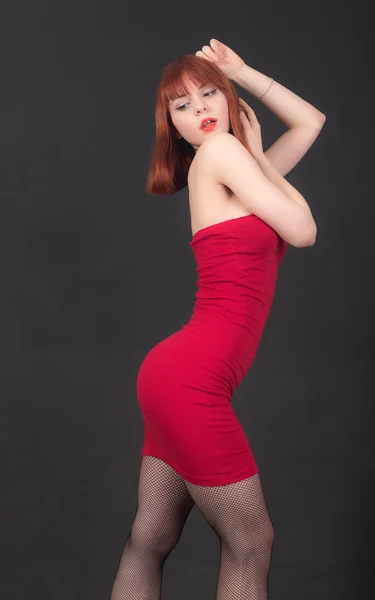 Érzéki lány piros ruhában — Stock Fotó