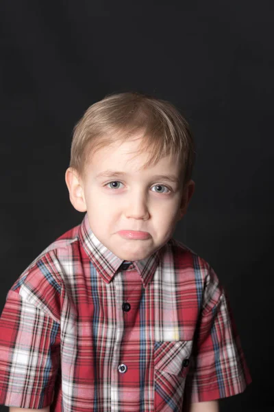 Retrato de um menino triste — Fotografia de Stock