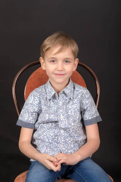 Мальчик на стуле — стоковое фото
