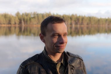 siyah ceketli adamı