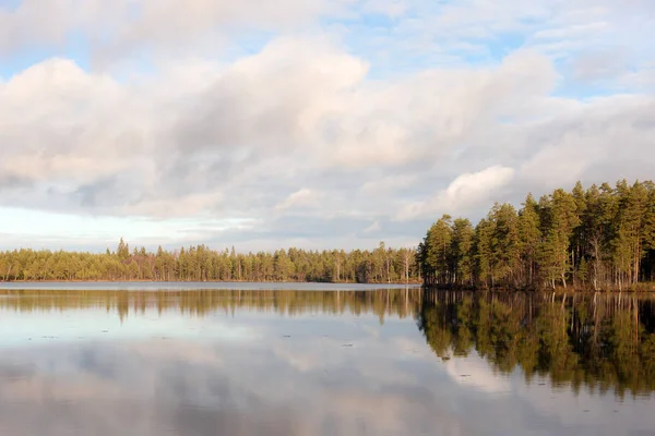 Lago con reflejos — Foto de Stock