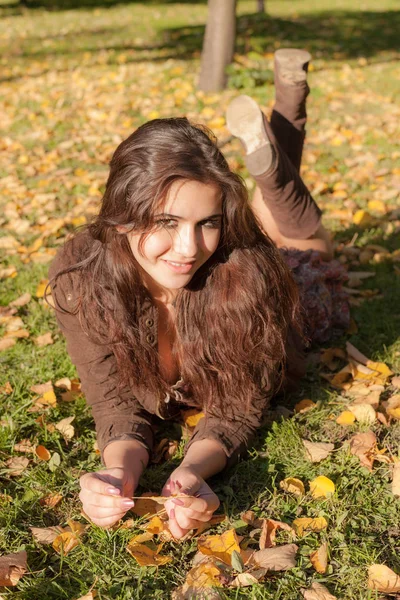 Dziewczyna na jesieni — Zdjęcie stockowe