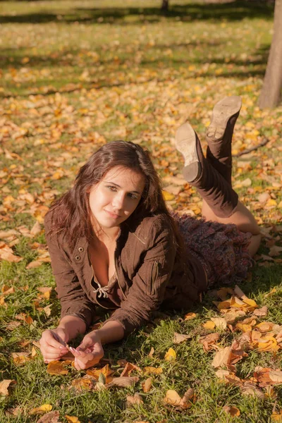 Girl lies on grass — Stockfoto